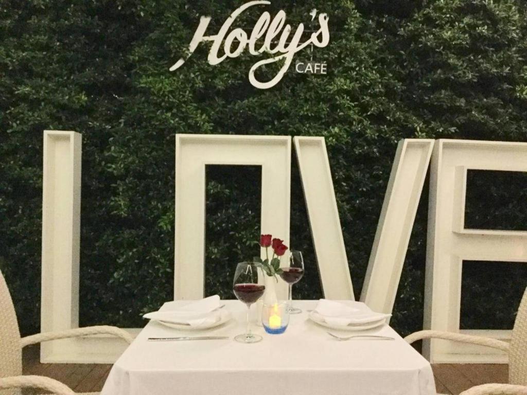 Holly Yangón